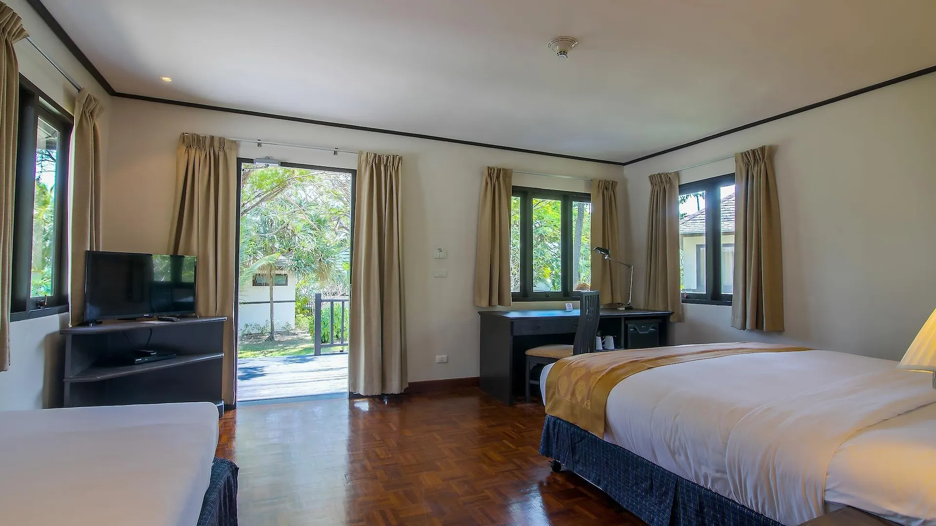 Resort Phi Phi Holiday Resort, Leam Tong Beach