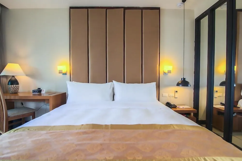 Phi Phi Holiday Resort, Leam Tong Beach