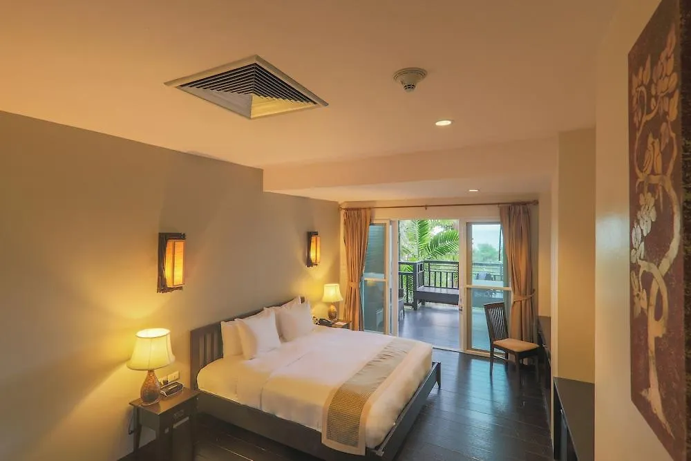 Resort Phi Phi Holiday Resort, Leam Tong Beach