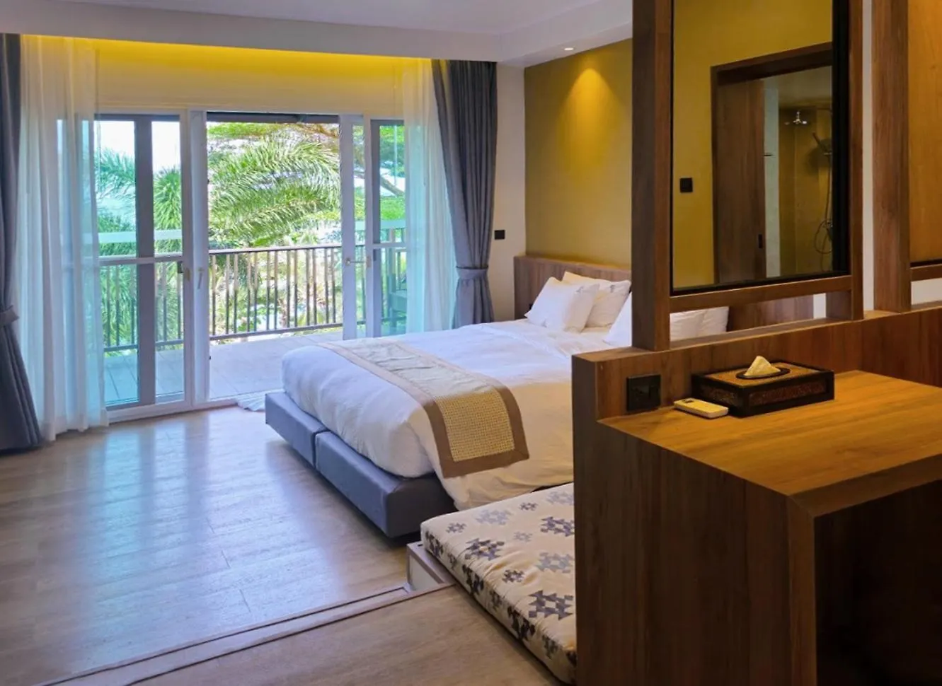 Phi Phi Holiday Resort, Leam Tong Beach