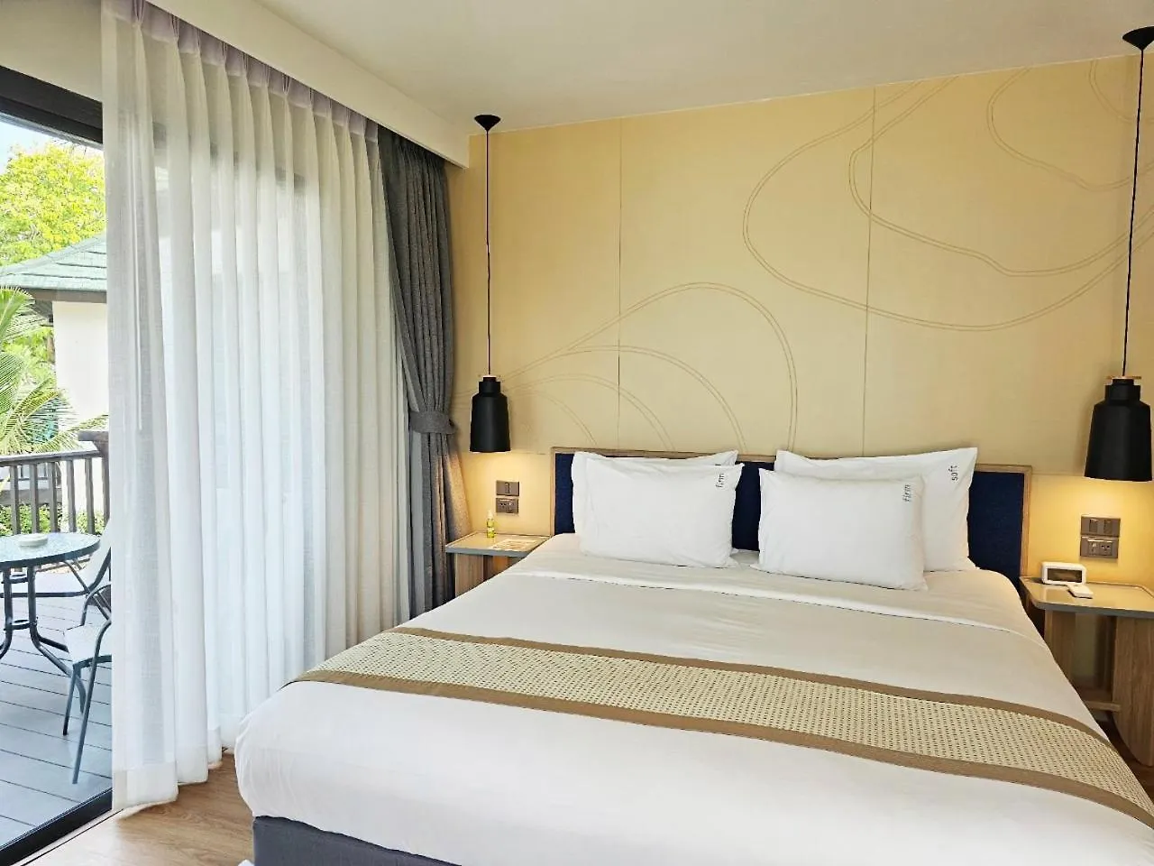 Resort Phi Phi Holiday Resort, Leam Tong Beach