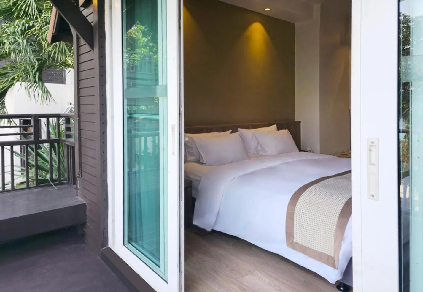 Phi Phi Holiday Resort, Leam Tong Beach