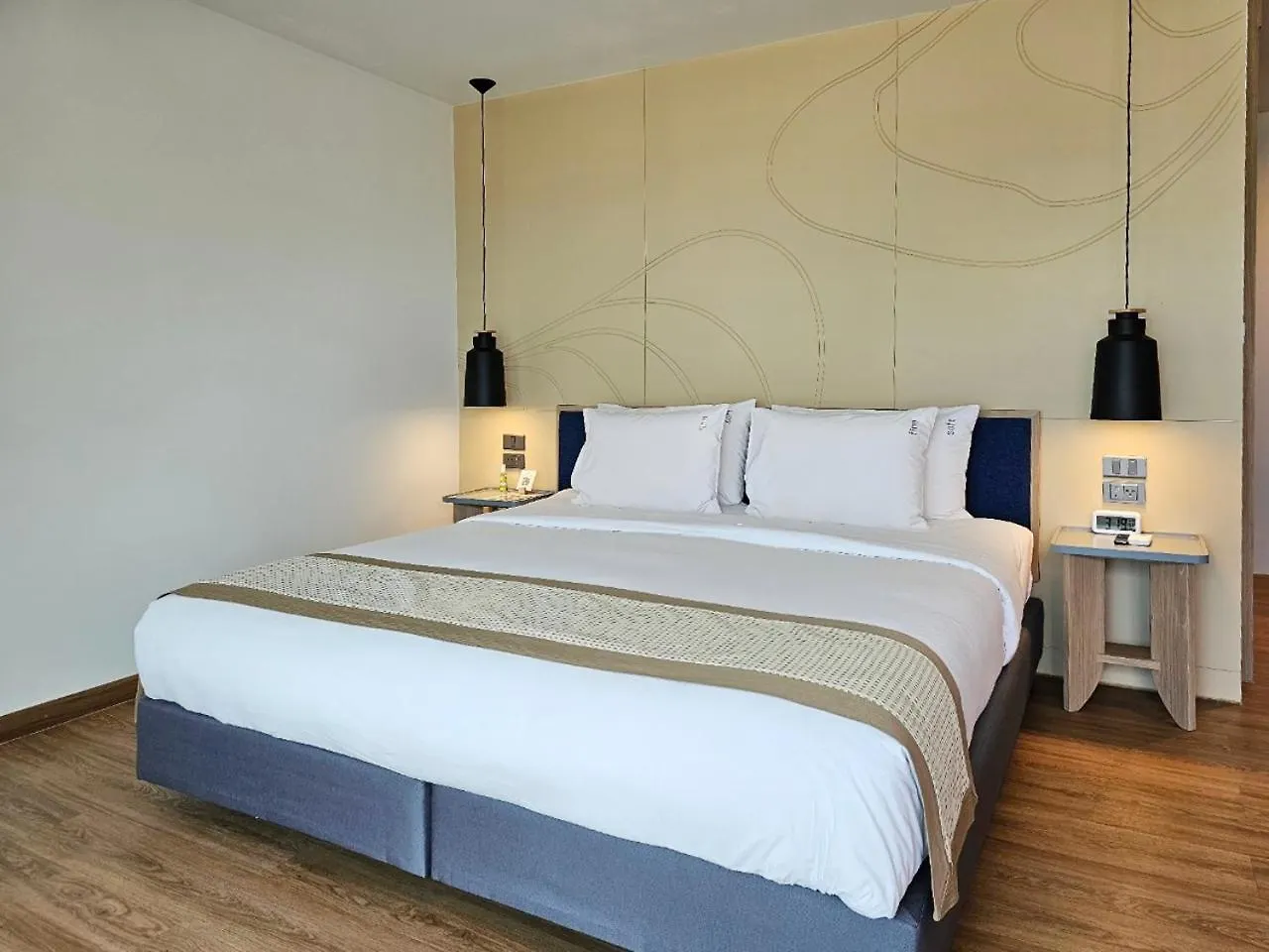 Resort Phi Phi Holiday Resort, Leam Tong Beach