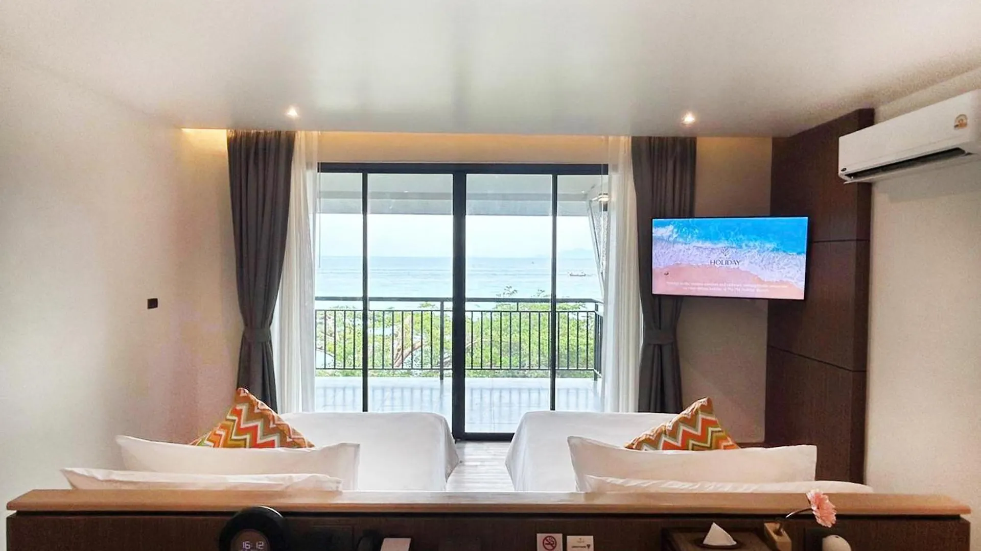 Resort Phi Phi Holiday Resort, Leam Tong Beach