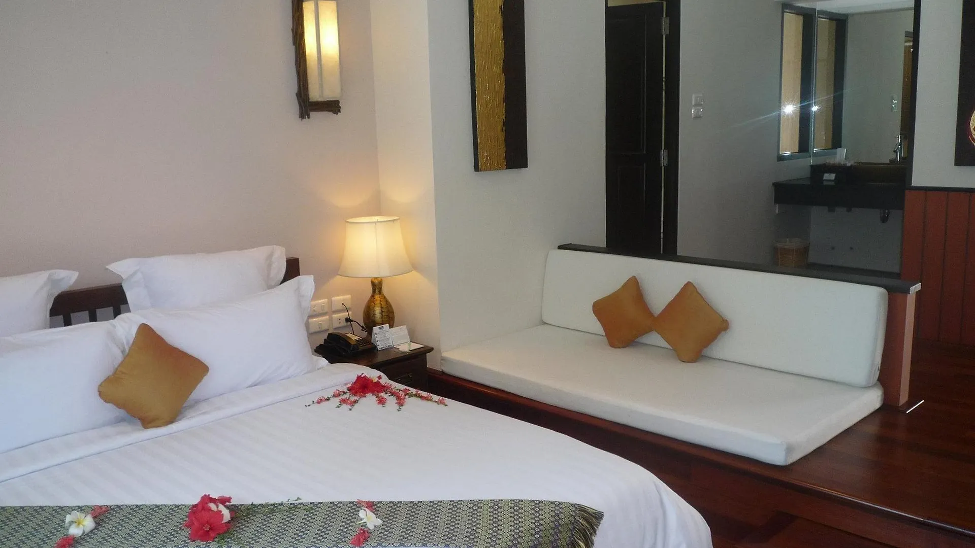 Resort Phi Phi Holiday Resort, Leam Tong Beach