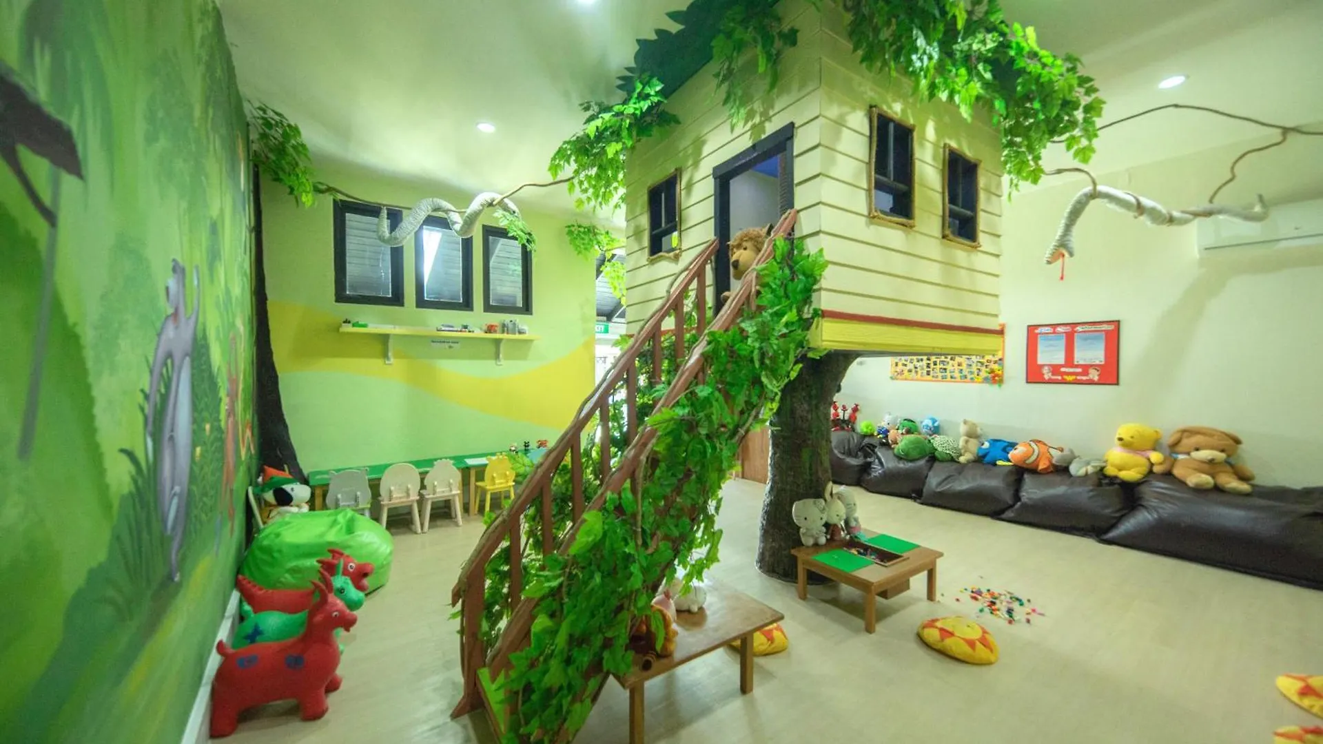 Rezort Phi Phi Holiday Resort, Leam Tong Beach