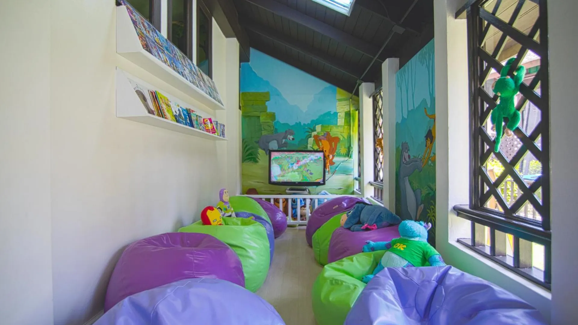 Rezort Phi Phi Holiday Resort, Leam Tong Beach
