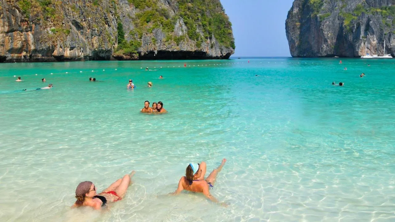 Phi Phi Holiday Resort, Leam Tong Beach