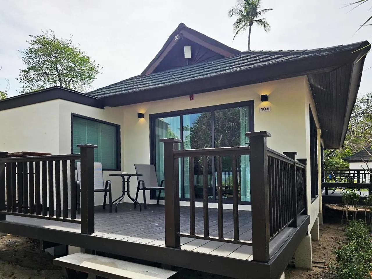 Phi Phi Holiday Resort, Leam Tong Beach
